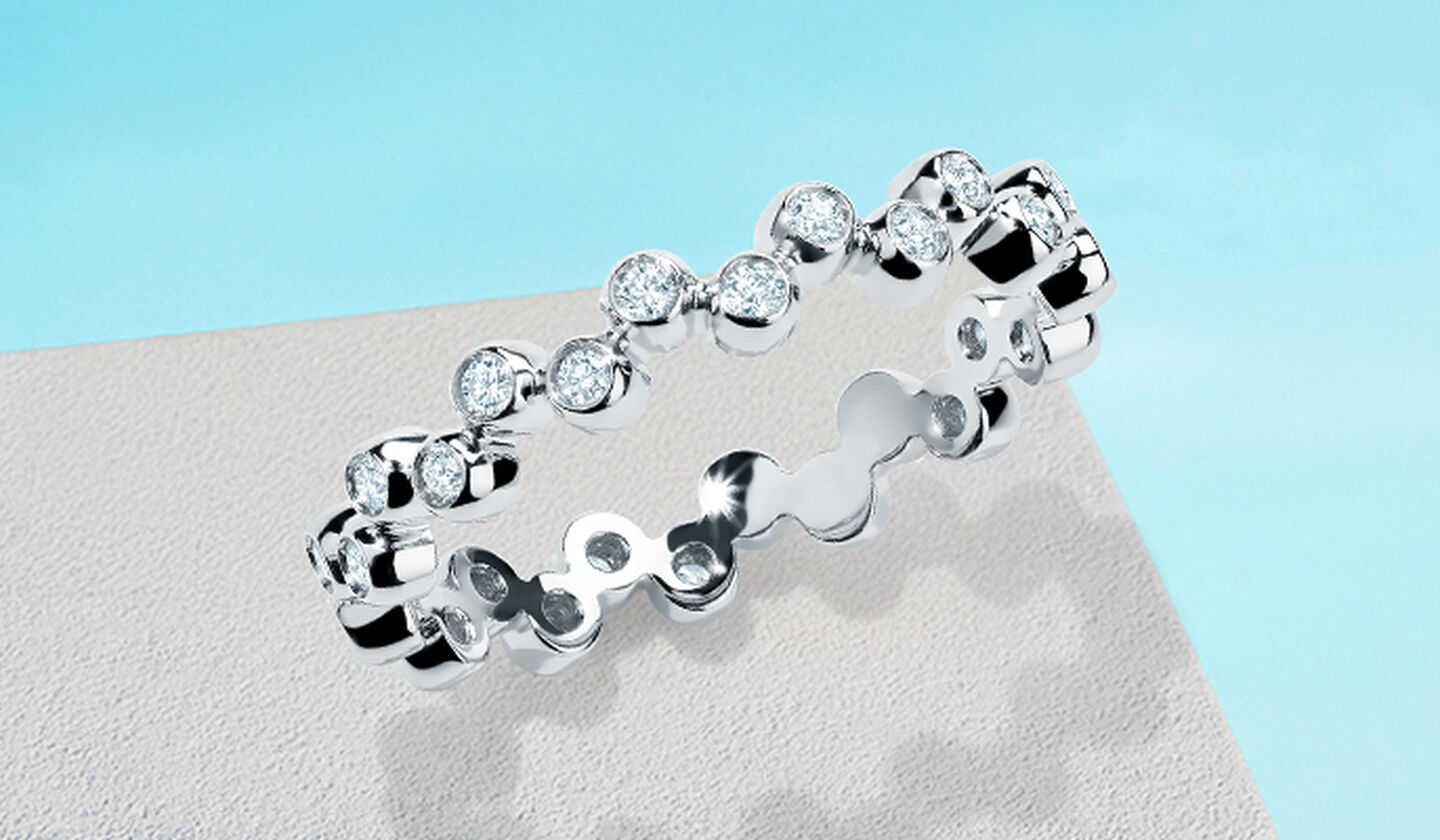 Birks Iconic stackable Splash ring on a blue background